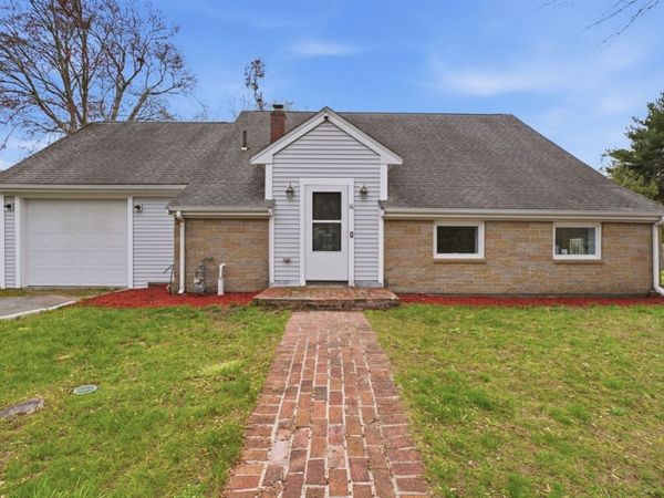 16 Beverly St, Dartmouth, MA 02747