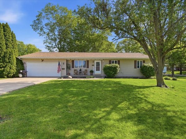 100 W Kentucky Avenue , Chenoa, IL 61726