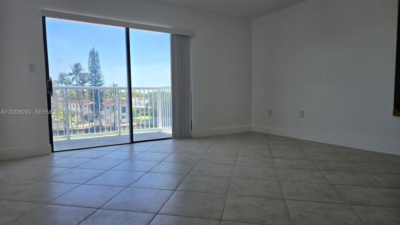 110 S Shore Dr, Unit 4E, Miami Beach, FL 33141 Photo