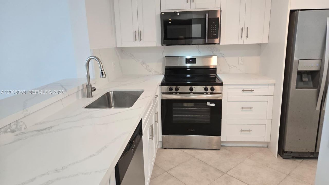110 S Shore Dr, Unit 4E, Miami Beach, FL 33141 Photo