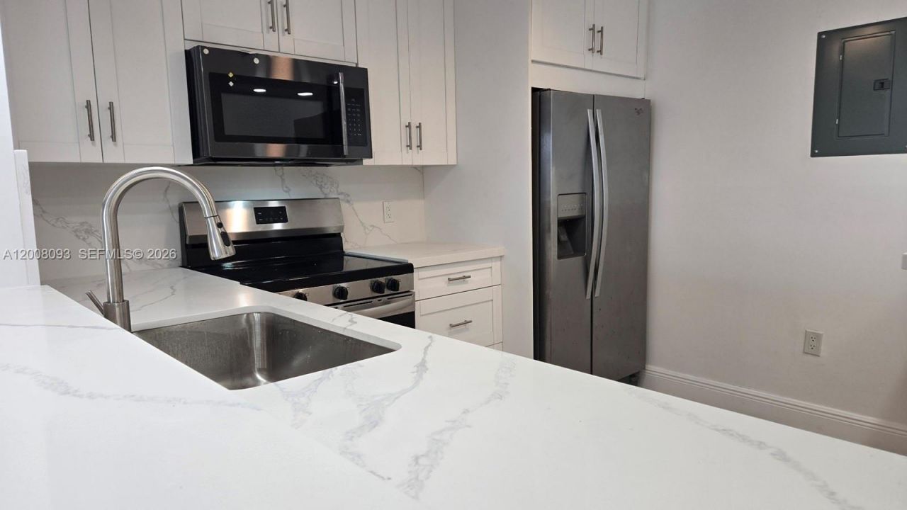 110 S Shore Dr, Unit 4E, Miami Beach, FL 33141 Photo