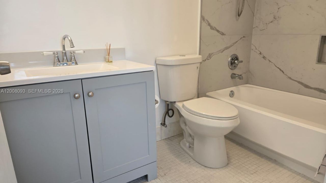 110 S Shore Dr, Unit 4E, Miami Beach, FL 33141 Photo