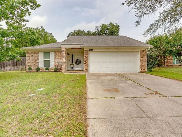 2135 Reverchon Drive , Arlington, TX 76017