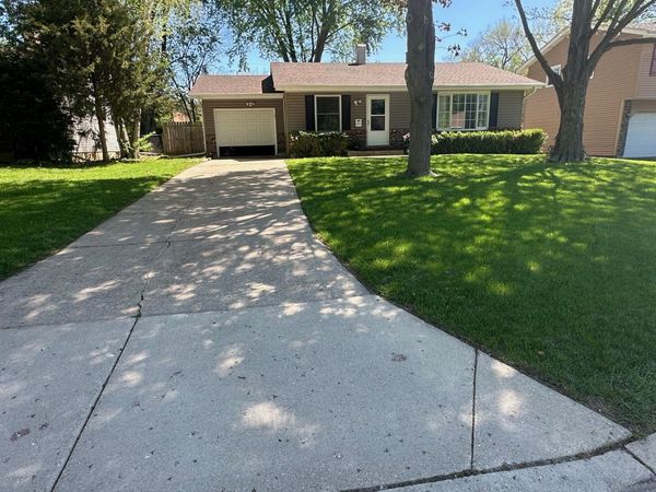 201 Lilac Lane , North Aurora, IL 60542