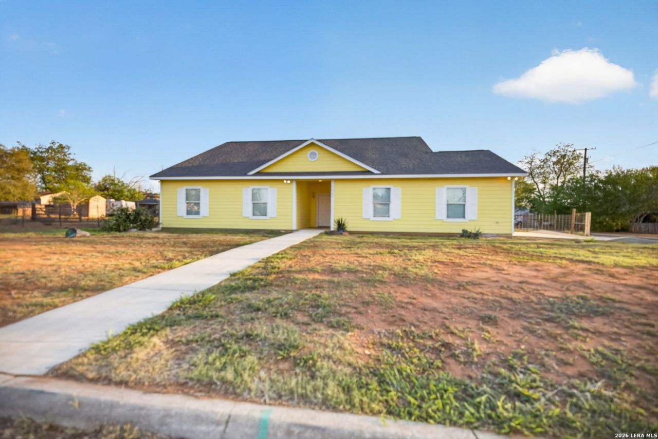 1006 E Taft St, Pearsall, TX 78061 Main Photo