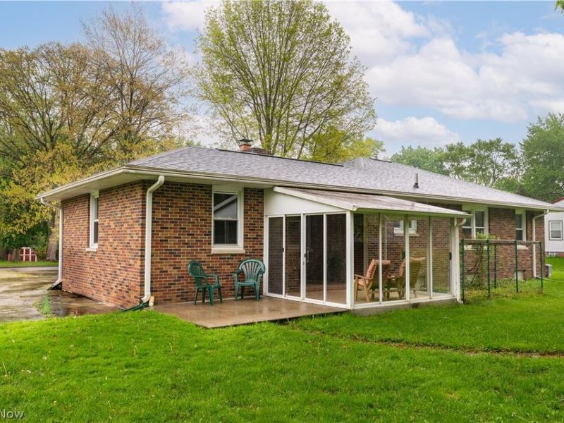 1213 Pleasantview Avenue SE, North Canton, OH 44720 Photo 2
