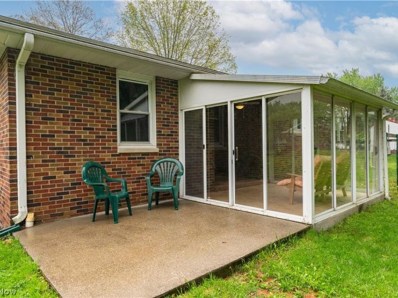 1213 Pleasantview Avenue SE, North Canton, OH 44720 Photo 3