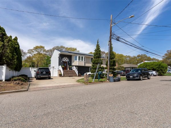 66 Avenue A , Holbrook, NY 11741