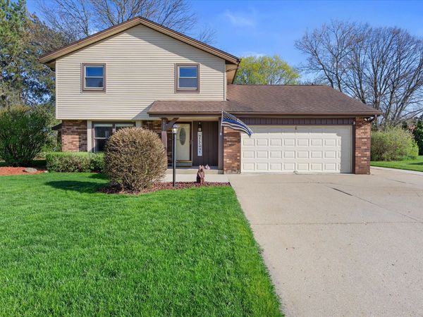 15255 W Glenora Ct, New Berlin, WI 53151