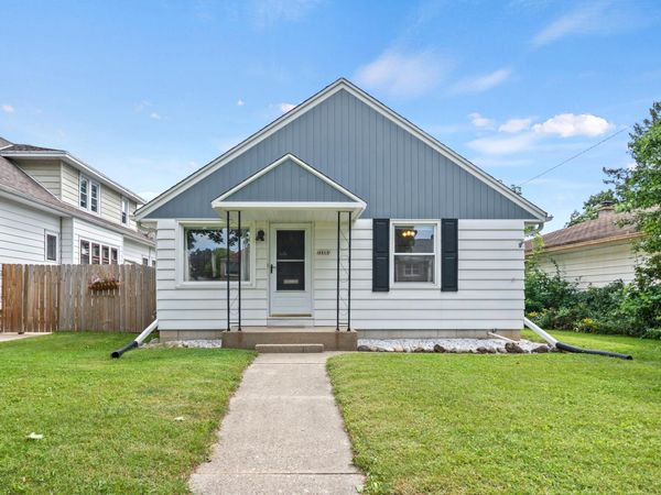 4864 N Mohawk Ave, Glendale, WI 53217