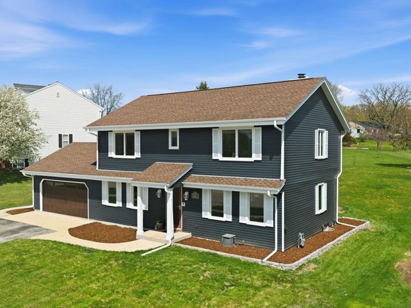W210N16600 Glencoe Ln, Jackson, WI 53037