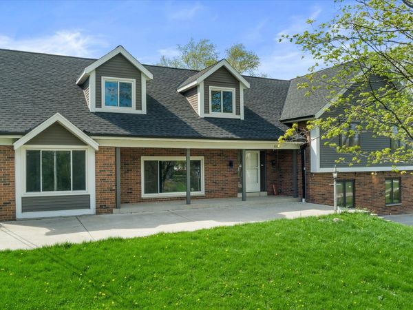 2003 S Valley Spring Dr, New Berlin, WI 53151