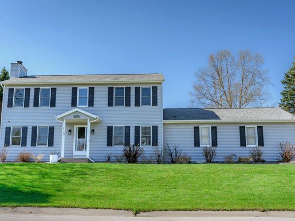 1148 Riverbend Dr, Hartford, WI 53027