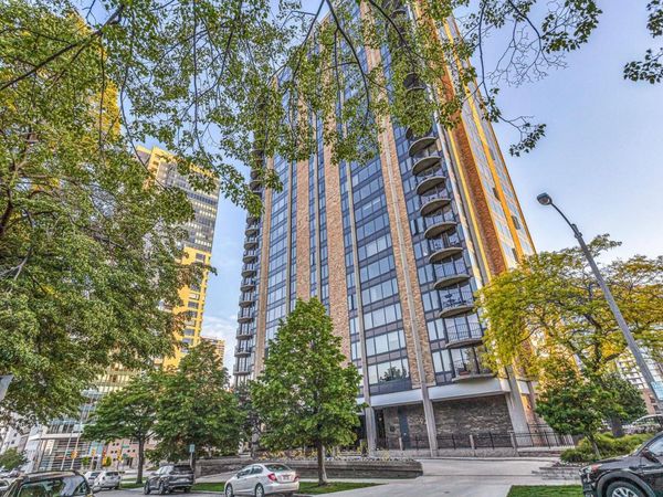 929 N Astor St, Unit 605, Milwaukee, WI 53202