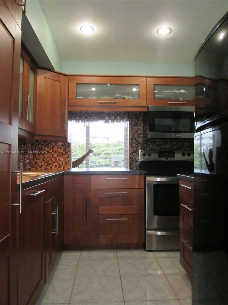 250 180th Dr , Unit 308, Sunny Isles Beach, FL 33160 Photo