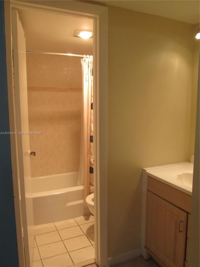250 180th Dr , Unit 308, Sunny Isles Beach, FL 33160 Photo