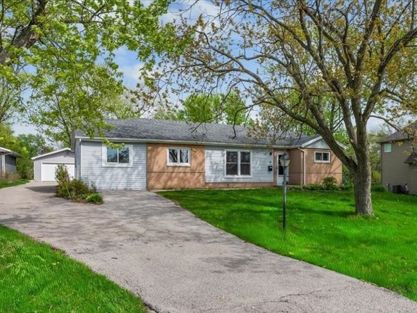 985 Aspen Street , Hoffman Estates, IL 60169