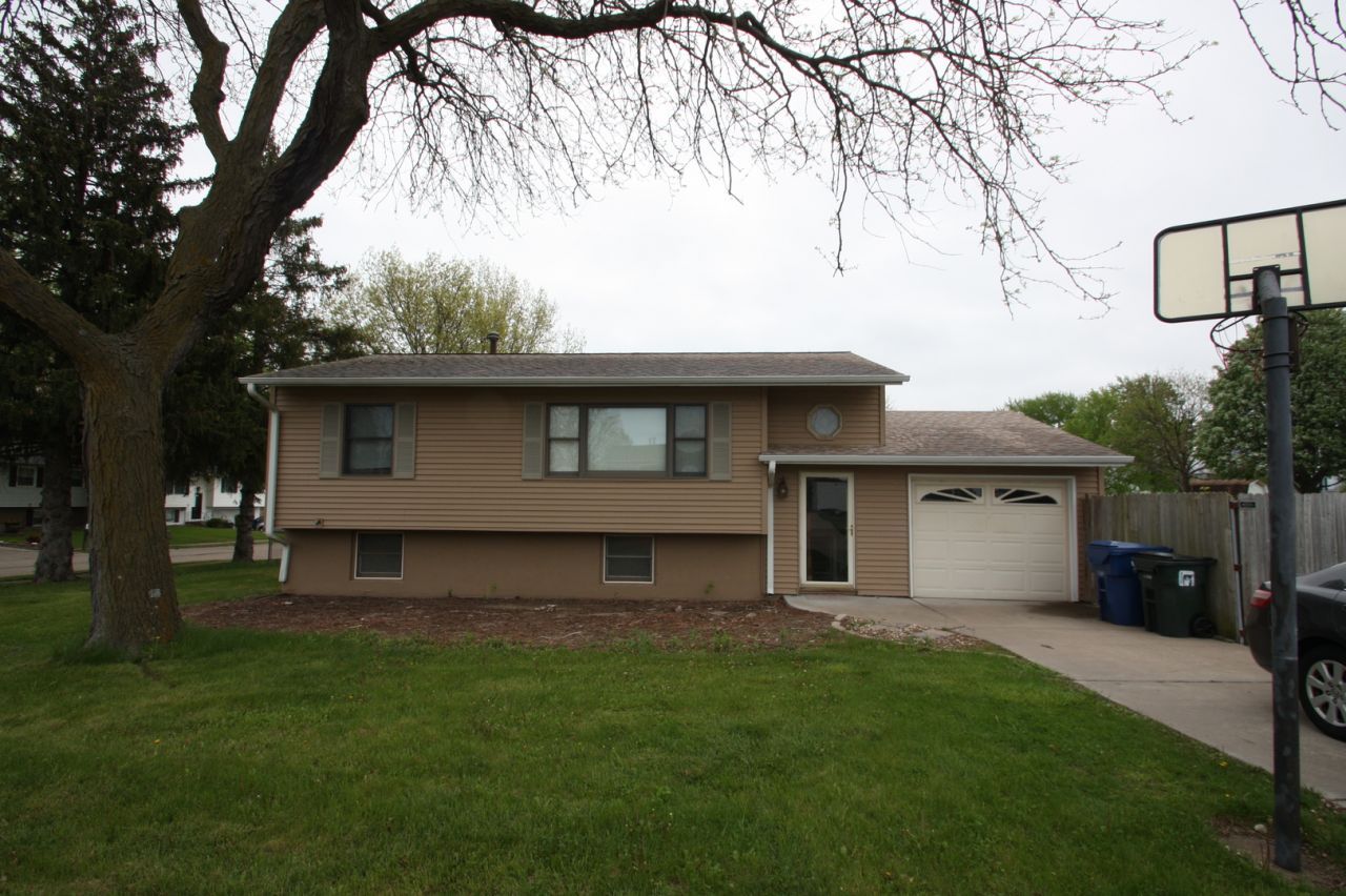 3937 Clark Court, Davenport, IA 52806 Main Photo