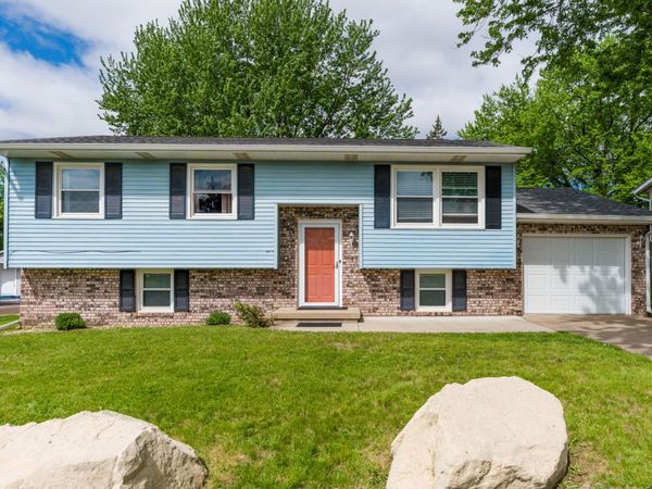 6636 Hillandale Road, Davenport, IA 52806