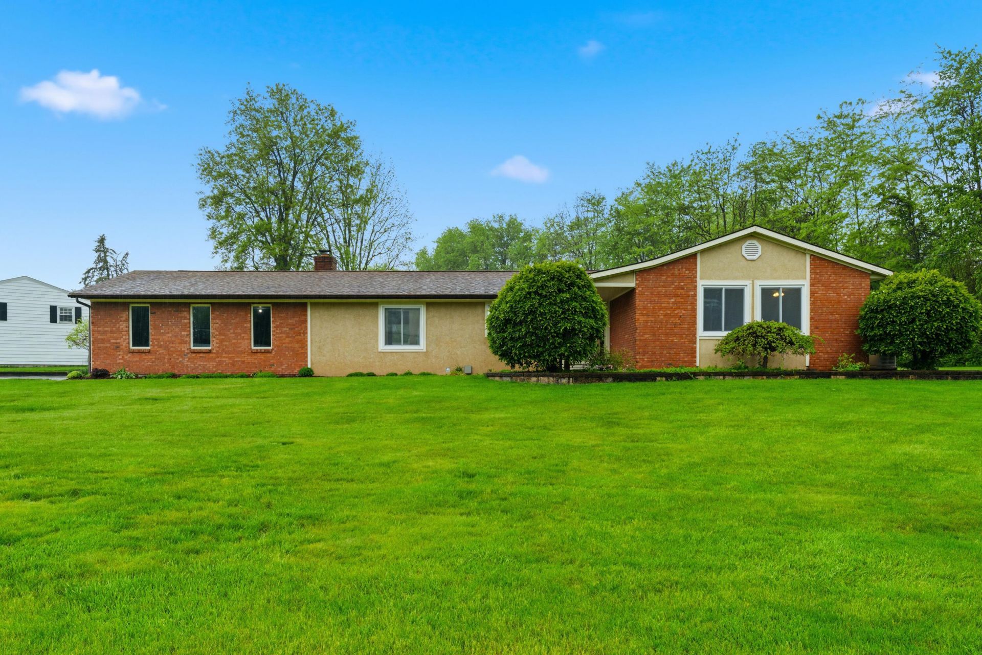 2500 W Choctaw Drive , London, OH 43140 Main Photo