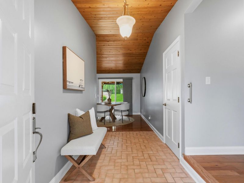 2500 W Choctaw Drive, London, OH 43140 Photo 7