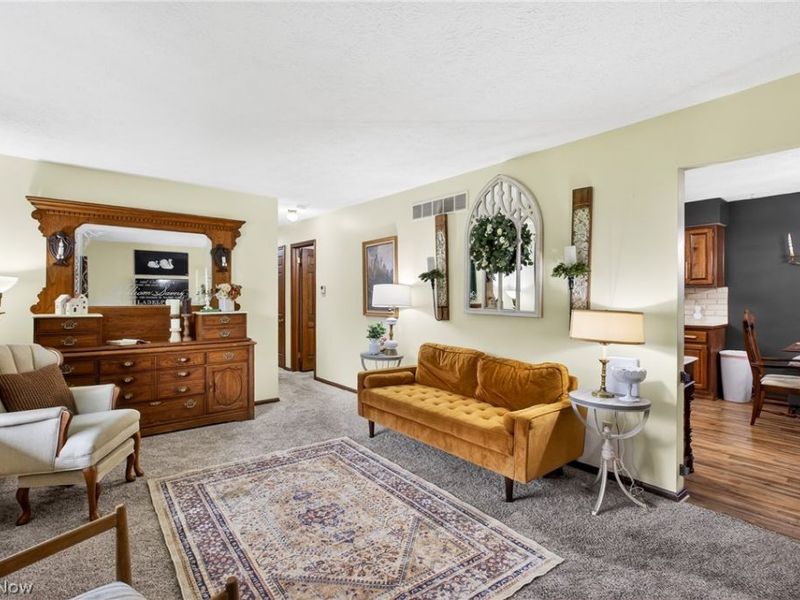 324 Old Oak Drive , Cortland, OH 44410 Photo 6