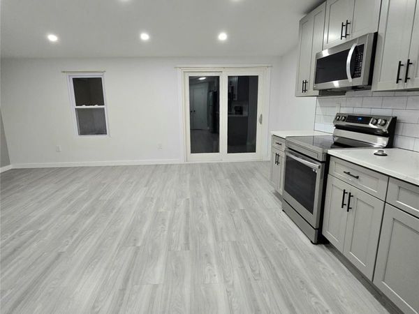 132 Roosevelt Avenue , Valley Stream, NY 11581