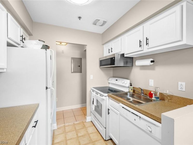 2885 Pease Drive, Unit 103, Rocky River, OH 44116 Photo 6