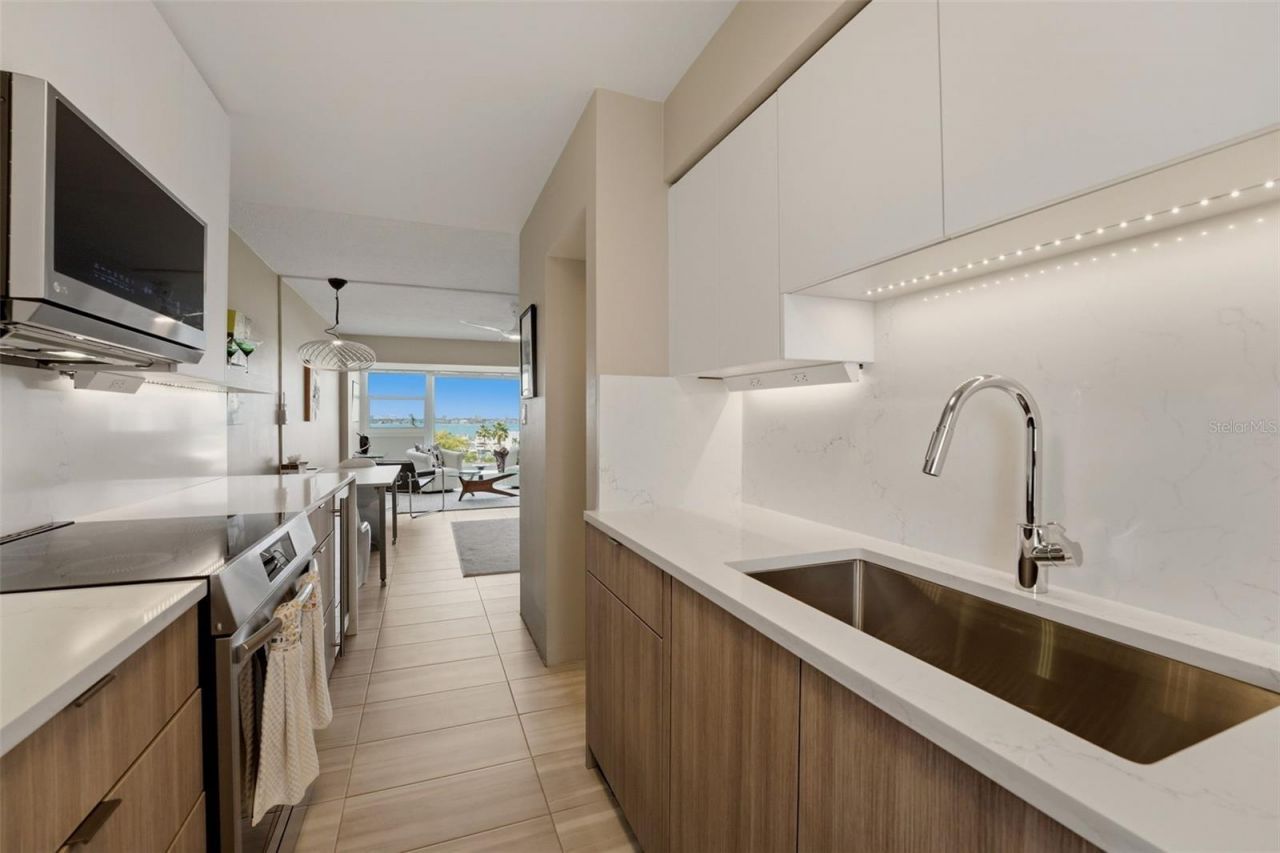 33 S Gulfstream Avenue , Unit 704, Sarasota, FL 34236 Photo