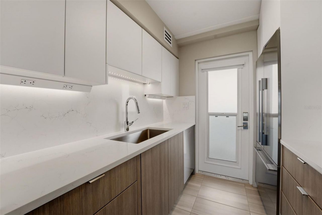 33 S Gulfstream Avenue , Unit 704, Sarasota, FL 34236 Photo