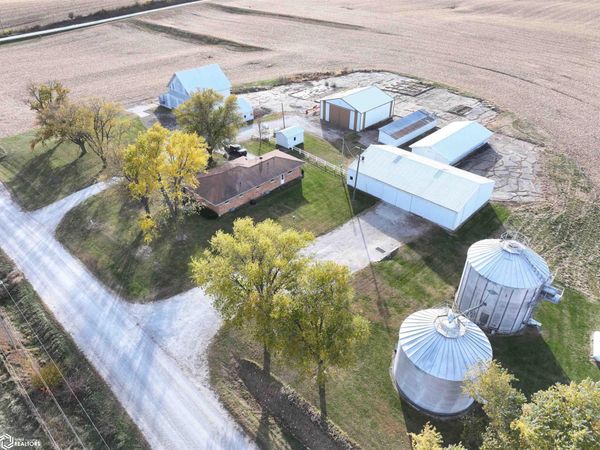 25871 200TH Avenue, Sigourney, IA 52591