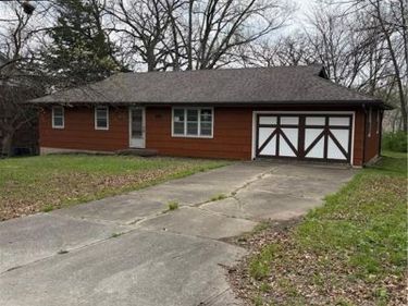 8813 North Road, Pleasant Valley, MO 64068