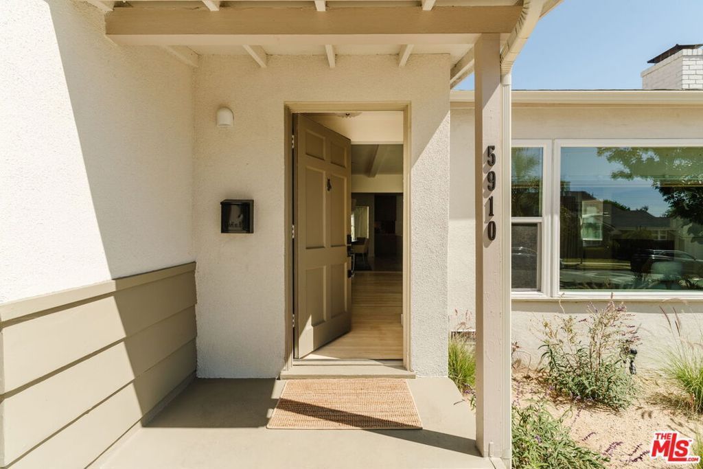 5910 S Kings Road, Los Angeles, CA 90056 Main Photo