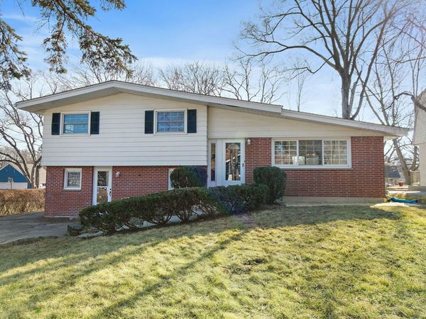 657 Lomond Drive , Mundelein, IL 60060