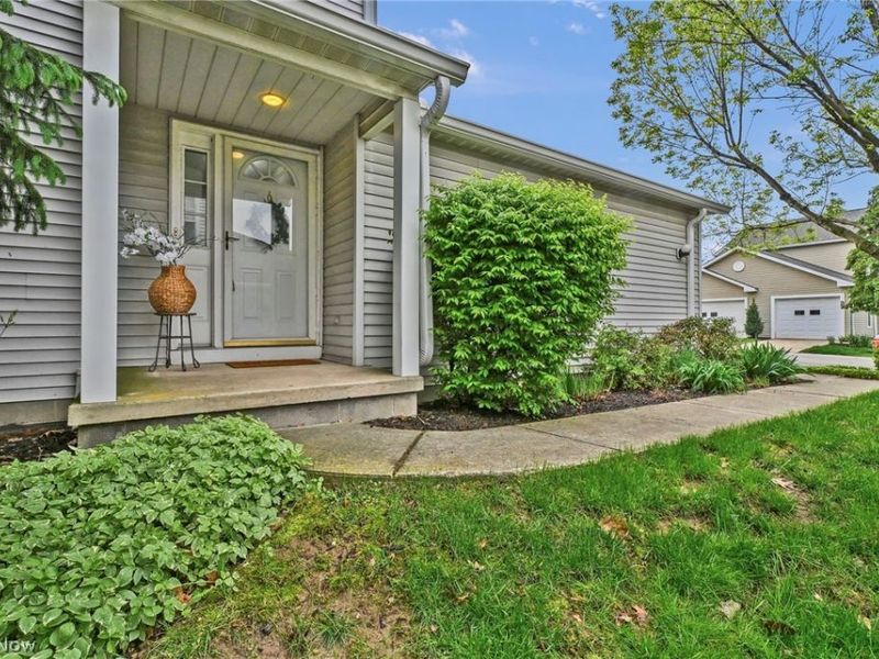833 Overlook Ridge Drive, Cleveland, OH 44109 Photo 2