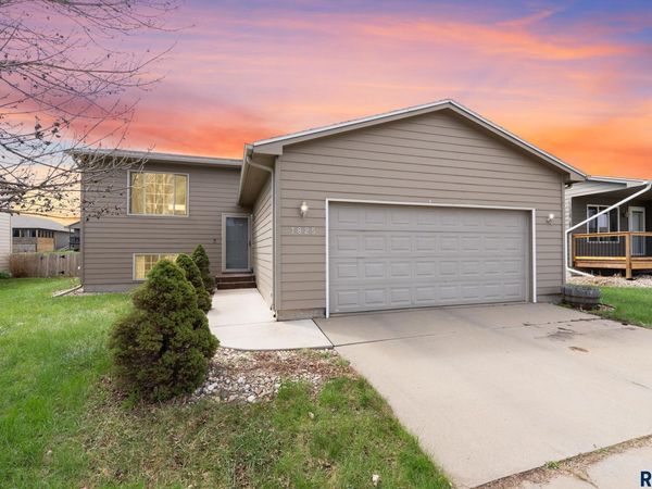 7825 W Stoney Creek St, Sioux Falls, SD 57106