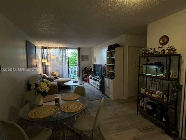 8261 NW 8th St , Unit 423, Miami, FL 33126