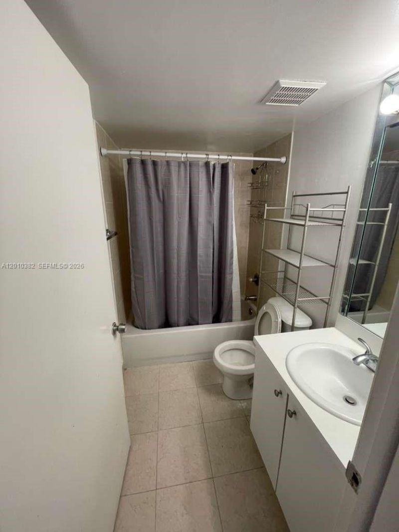 8261 NW 8th St, Unit 423, Miami, FL 33126 Photo