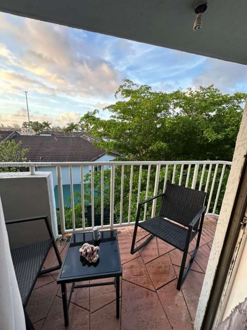 8261 NW 8th St, Unit 423, Miami, FL 33126 Photo
