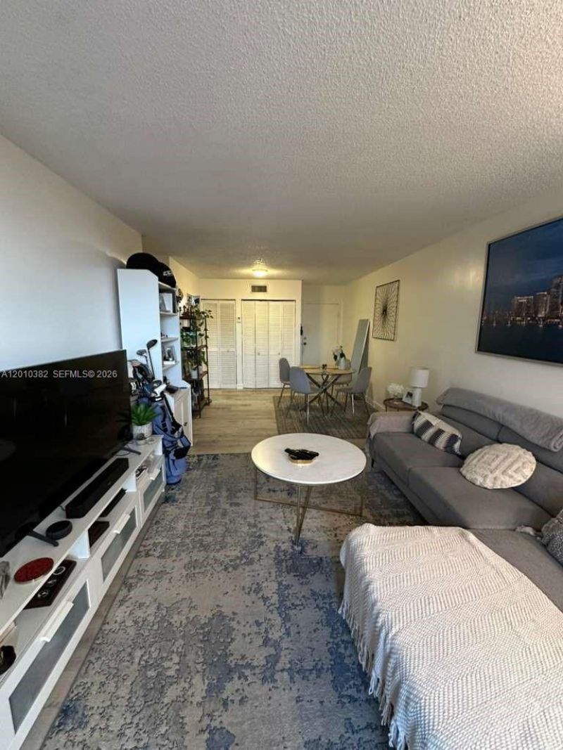 8261 NW 8th St, Unit 423, Miami, FL 33126 Photo