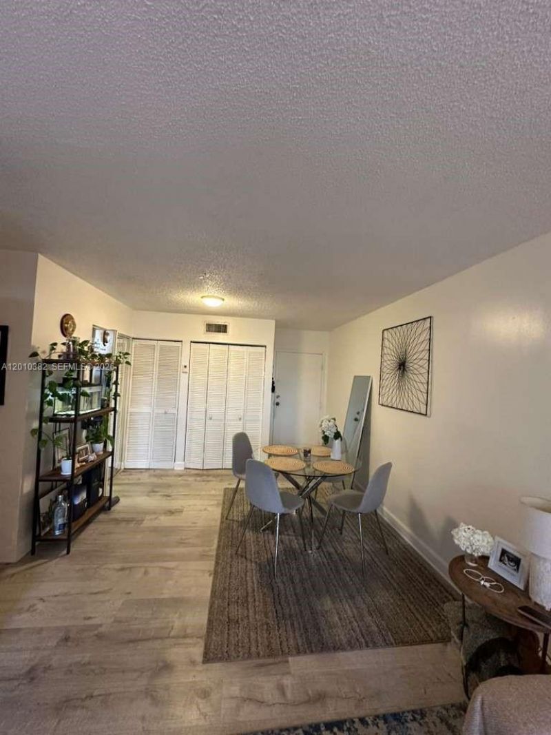 8261 NW 8th St, Unit 423, Miami, FL 33126 Photo