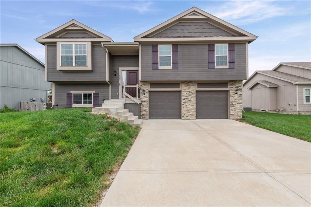 11907 N Tracy Avenue, Kansas City, MO 64155 Main Photo