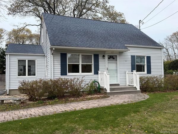 17 Eastover Road , Sayville, NY 11782