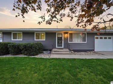 200 E Cherrywood Drive , Lincoln, NE 68510