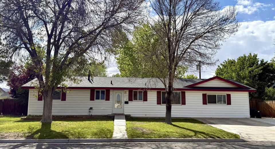 105 S Oregon Street, Yerington, NV 89447 Photo