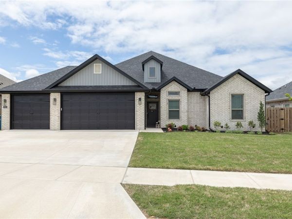 1913 Salmon Street , Pea Ridge, AR 72751