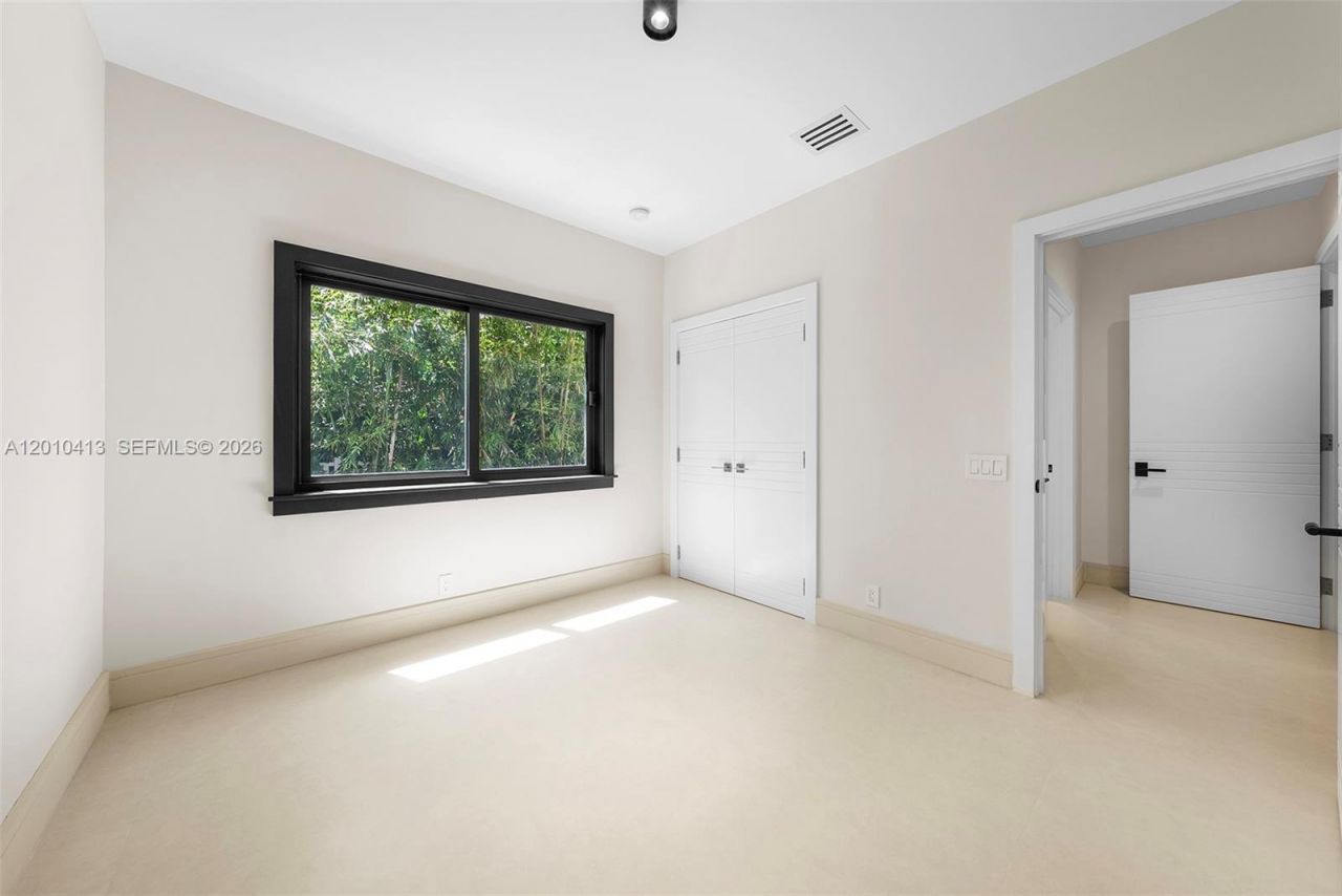 110 Holiday Dr , Hallandale Beach, FL 33009 Photo