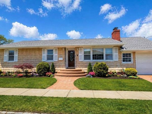 6 Curlew Place , Massapequa, NY 11758