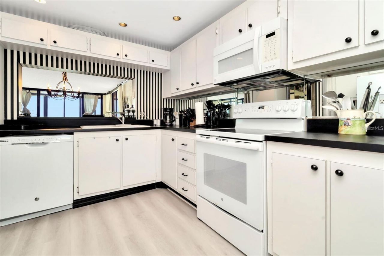 15462 Gulf Boulevard , Unit 508, Madeira Beach, FL 33708 Photo