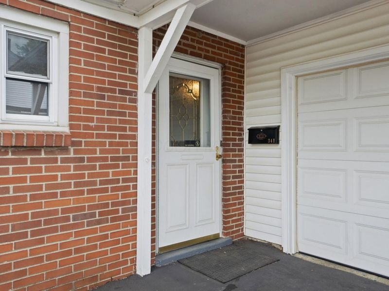 341 Carilla Lane, Columbus, OH 43228 Photo 6
